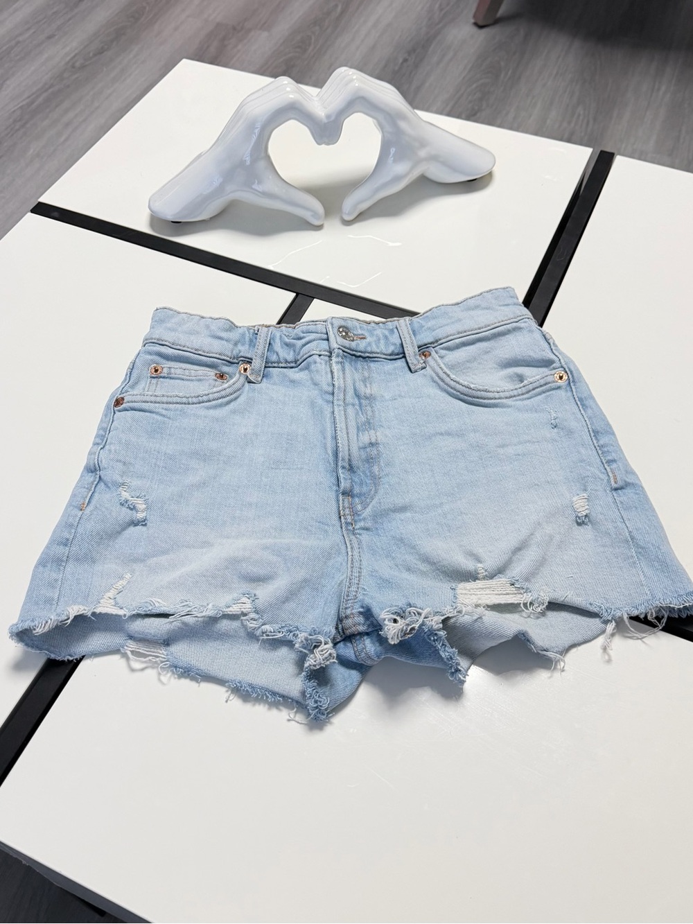 ✨ Zara Distressed High-Rise Light Wash Denim Cutoff Shorts - Size 4 / US 26 ✨
